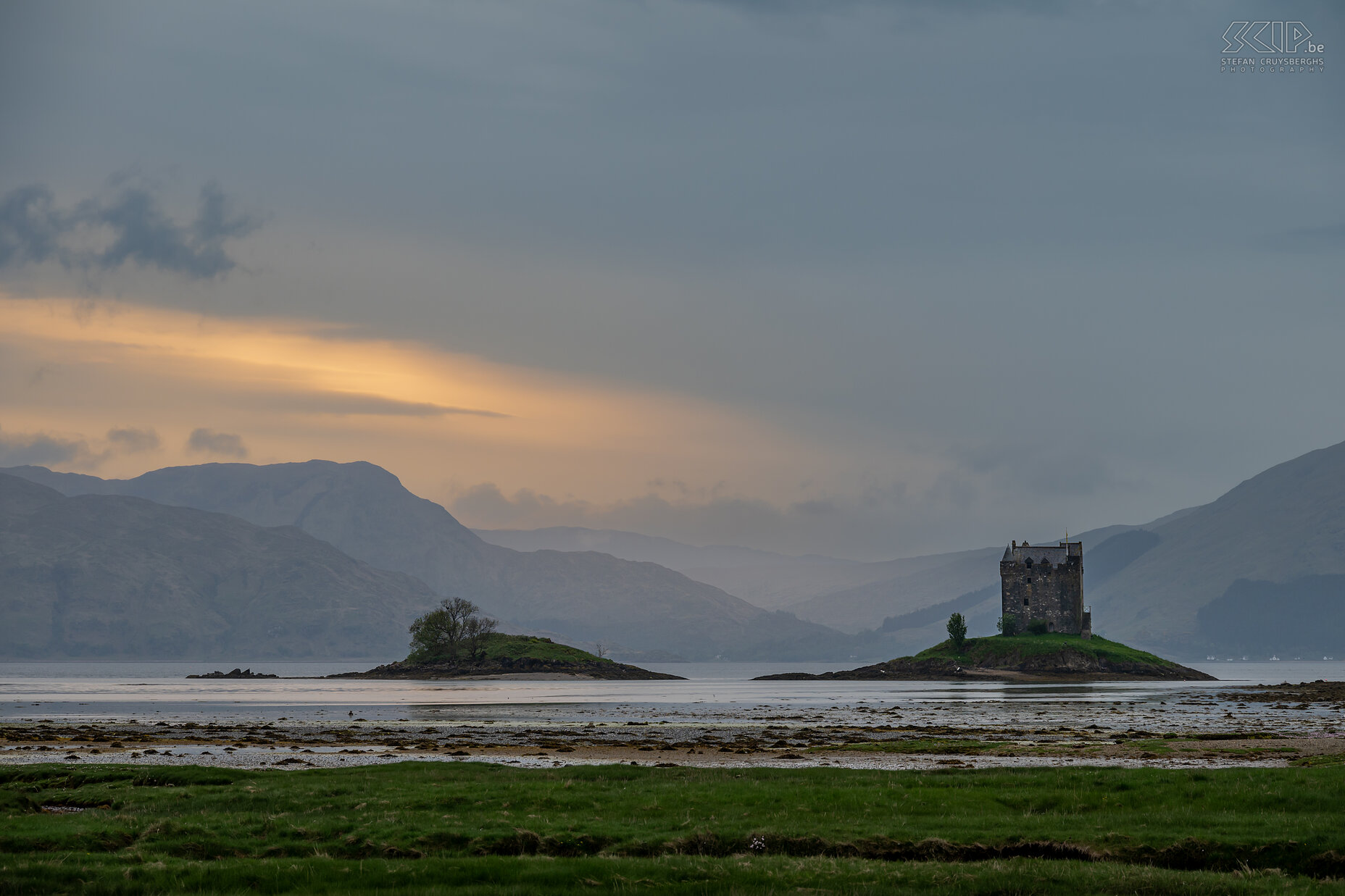 Castle Stalker Castle Stalker is een middeleeuwse donjon met vier verdiepingen aan de westkust van Schotland. De pittoreske vesting is geheel omsloten door het water van Loch Laich, een inham van Loch Linnhe. Omstreeks 1320 werd een eerste versterking op het eiland gebouwd en rond 1445 bouwde sir John Stewart Castle Stalker in de huidige vorm.  Stefan Cruysberghs